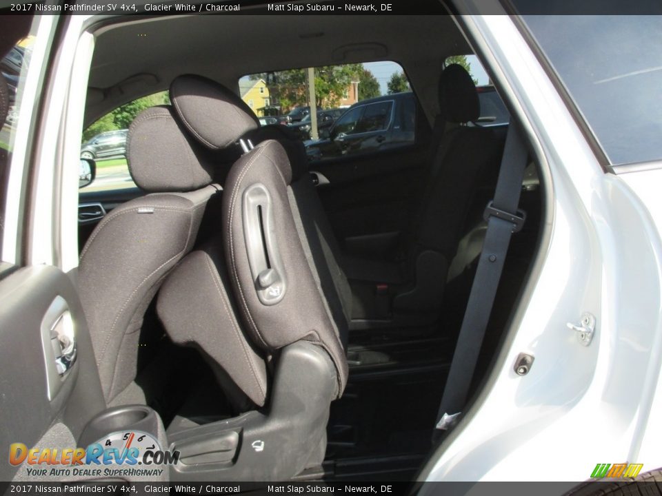 2017 Nissan Pathfinder SV 4x4 Glacier White / Charcoal Photo #21