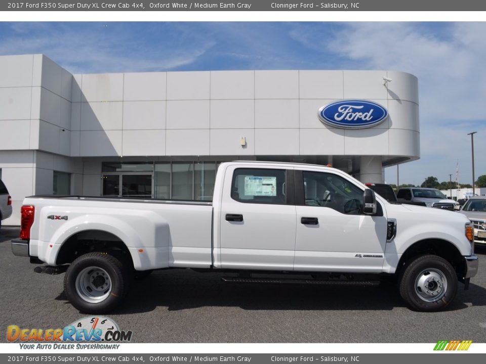 2017 Ford F350 Super Duty XL Crew Cab 4x4 Oxford White / Medium Earth Gray Photo #2