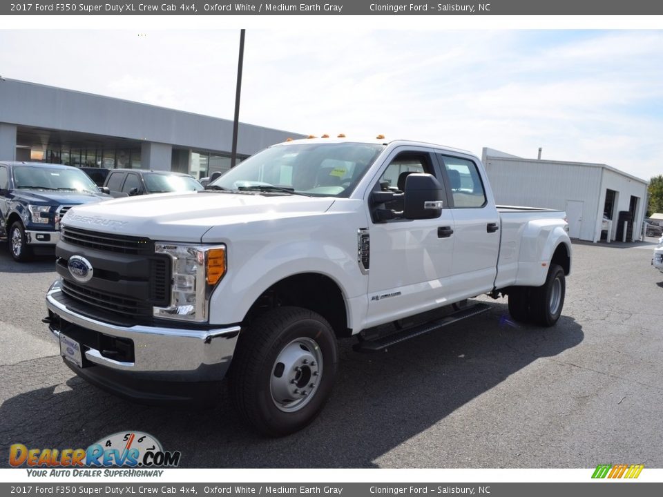 2017 Ford F350 Super Duty XL Crew Cab 4x4 Oxford White / Medium Earth Gray Photo #3