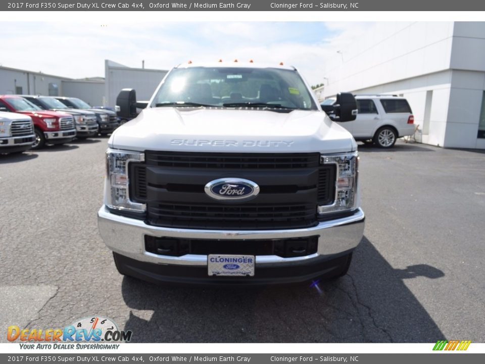 2017 Ford F350 Super Duty XL Crew Cab 4x4 Oxford White / Medium Earth Gray Photo #4