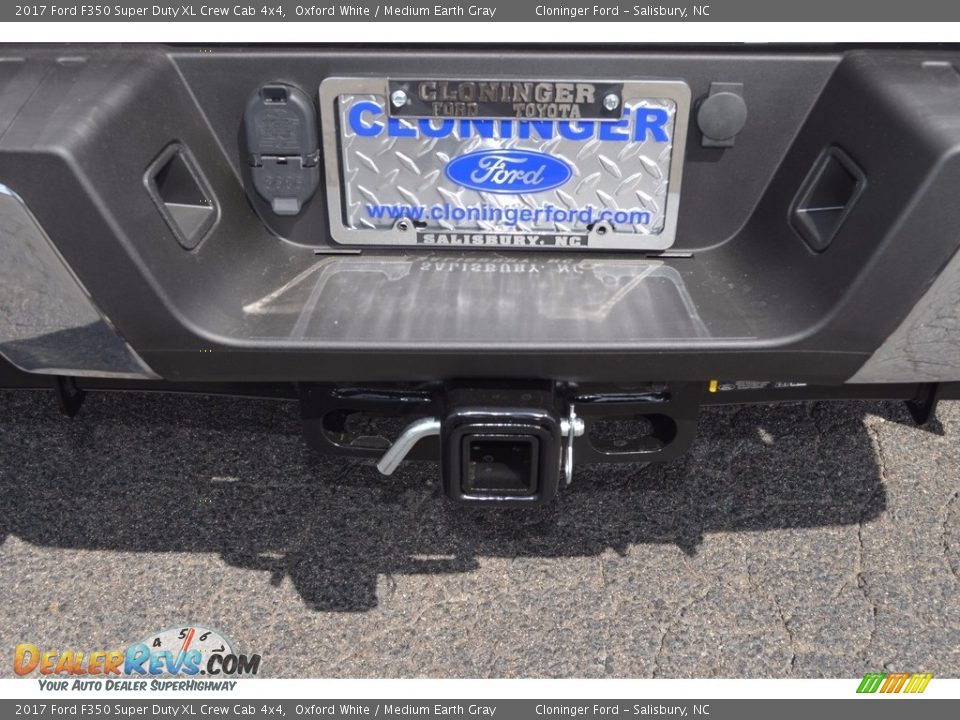 2017 Ford F350 Super Duty XL Crew Cab 4x4 Oxford White / Medium Earth Gray Photo #5