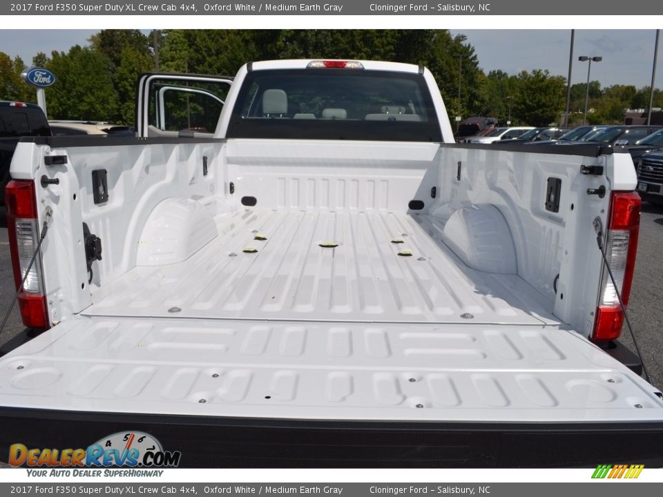 2017 Ford F350 Super Duty XL Crew Cab 4x4 Oxford White / Medium Earth Gray Photo #6