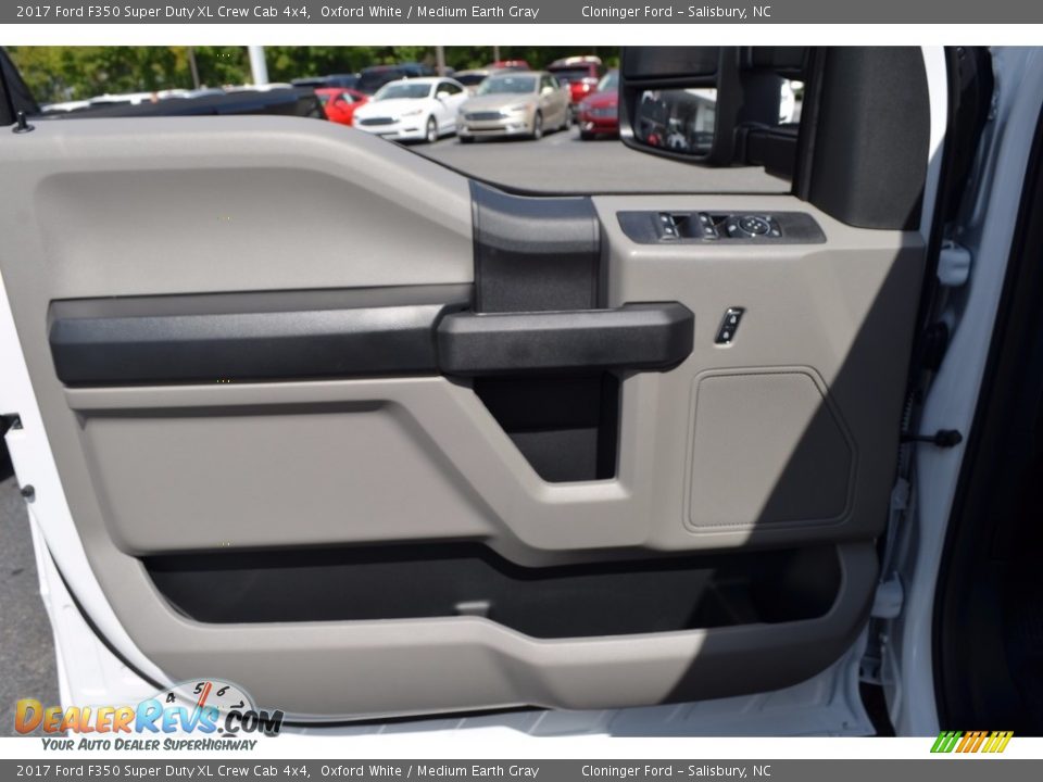 2017 Ford F350 Super Duty XL Crew Cab 4x4 Oxford White / Medium Earth Gray Photo #7