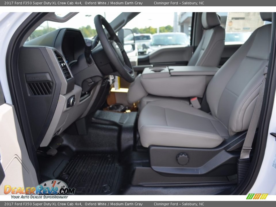 2017 Ford F350 Super Duty XL Crew Cab 4x4 Oxford White / Medium Earth Gray Photo #8