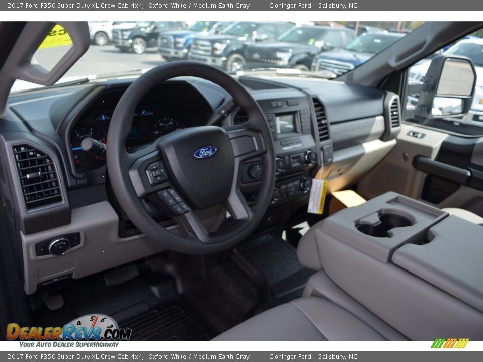 2017 Ford F350 Super Duty XL Crew Cab 4x4 Oxford White / Medium Earth Gray Photo #9
