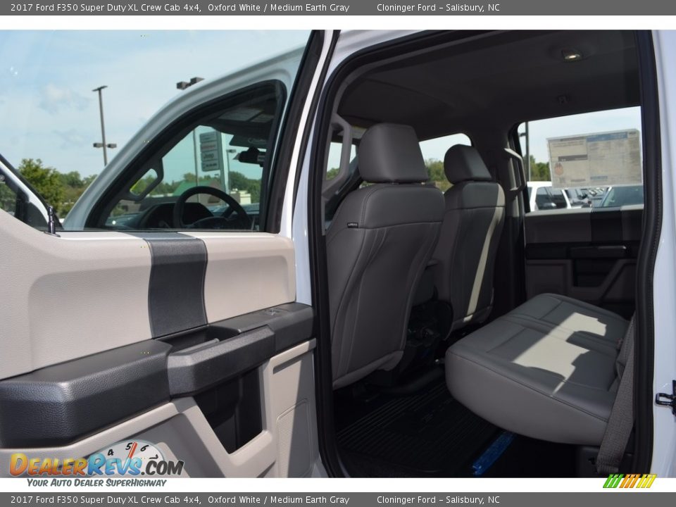 2017 Ford F350 Super Duty XL Crew Cab 4x4 Oxford White / Medium Earth Gray Photo #10