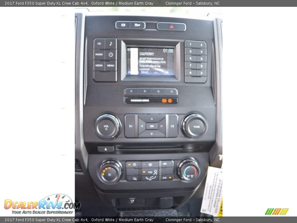 2017 Ford F350 Super Duty XL Crew Cab 4x4 Oxford White / Medium Earth Gray Photo #11