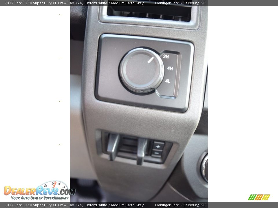 2017 Ford F350 Super Duty XL Crew Cab 4x4 Oxford White / Medium Earth Gray Photo #12
