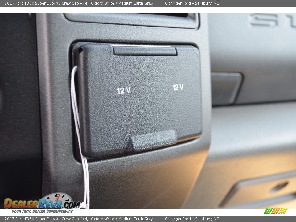 2017 Ford F350 Super Duty XL Crew Cab 4x4 Oxford White / Medium Earth Gray Photo #13