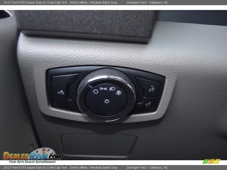 2017 Ford F350 Super Duty XL Crew Cab 4x4 Oxford White / Medium Earth Gray Photo #15