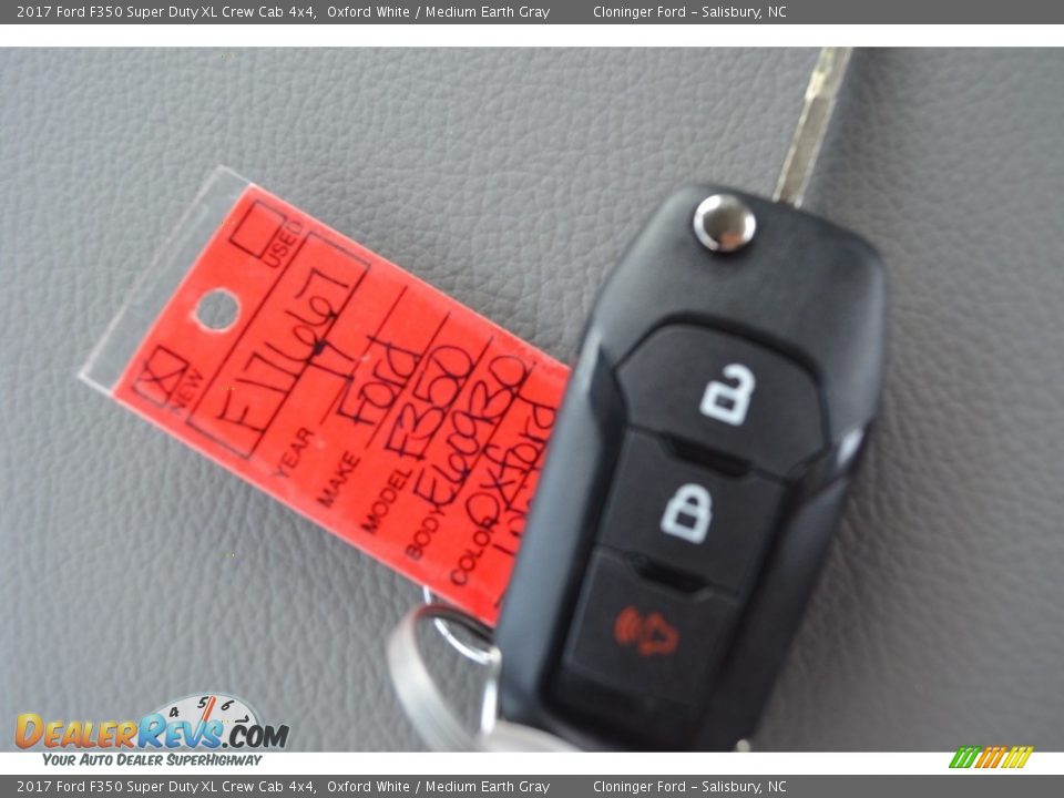 2017 Ford F350 Super Duty XL Crew Cab 4x4 Oxford White / Medium Earth Gray Photo #16