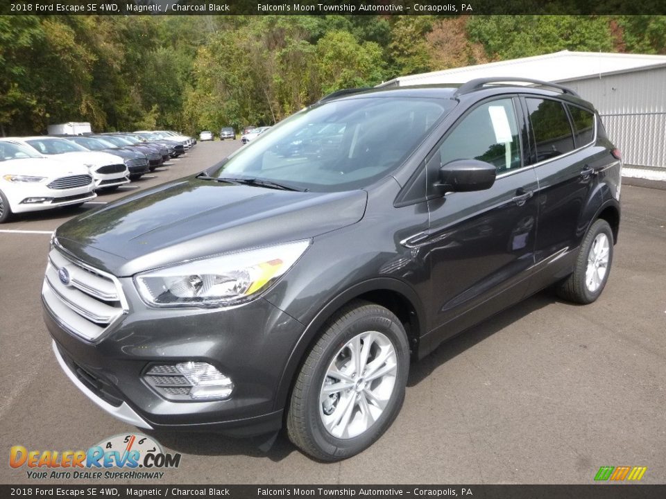 Front 3/4 View of 2018 Ford Escape SE 4WD Photo #5
