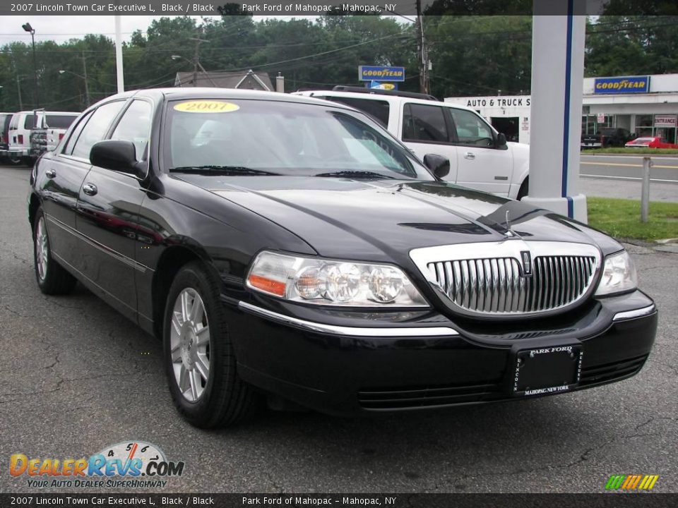 2007 Lincoln Town Car Executive L Black / Black Photo #2