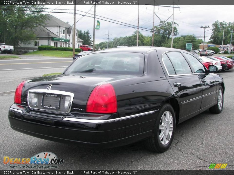 2007 Lincoln Town Car Executive L Black / Black Photo #3