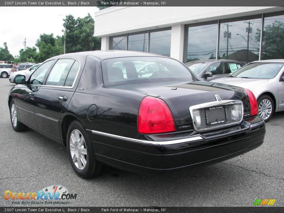 2007 Lincoln Town Car Executive L Black / Black Photo #4