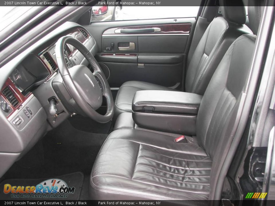 2007 Lincoln Town Car Executive L Black / Black Photo #5