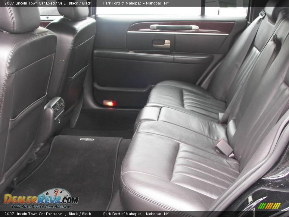 2007 Lincoln Town Car Executive L Black / Black Photo #6
