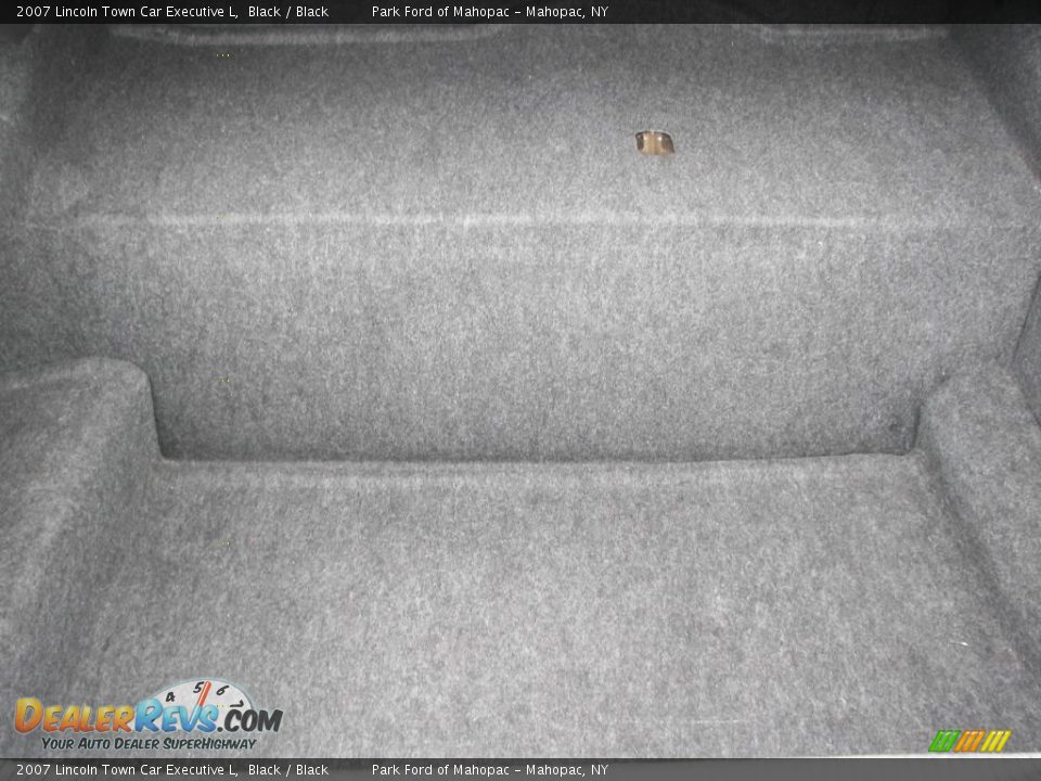 2007 Lincoln Town Car Executive L Black / Black Photo #7