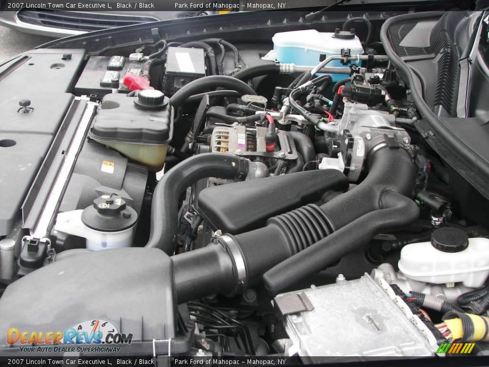 2007 Lincoln Town Car Executive L Black / Black Photo #8