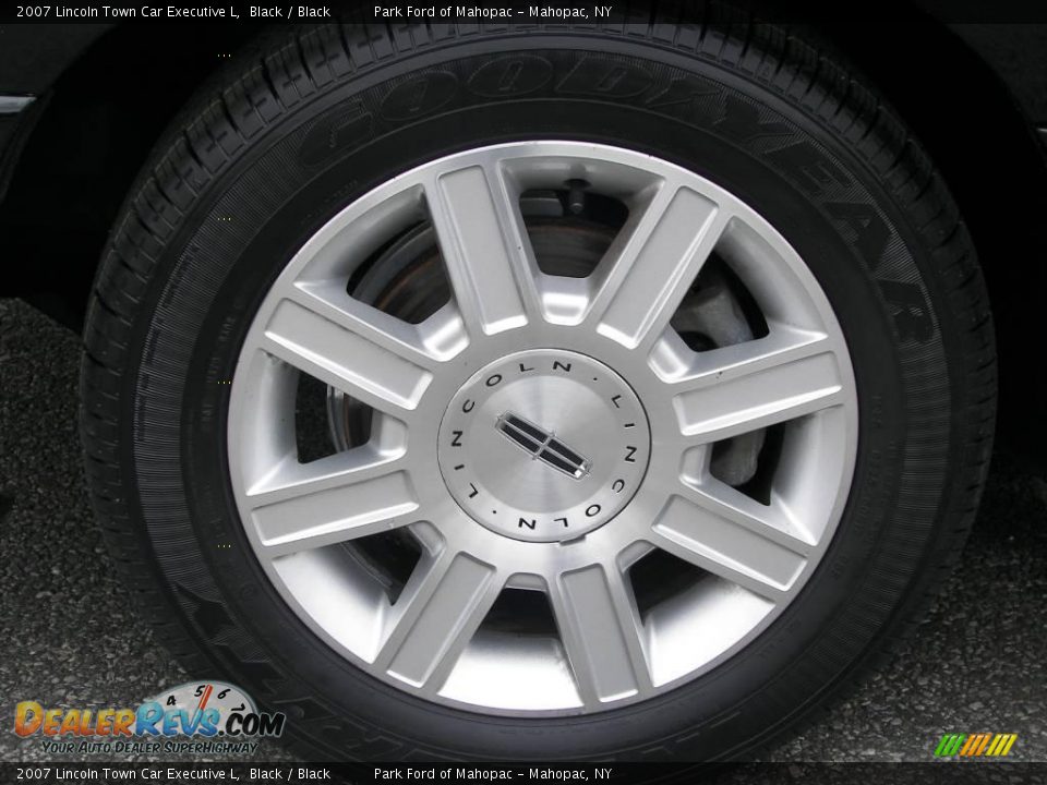 2007 Lincoln Town Car Executive L Black / Black Photo #9