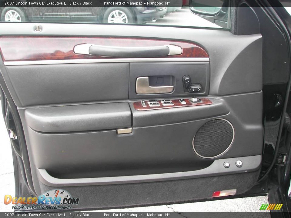 2007 Lincoln Town Car Executive L Black / Black Photo #11