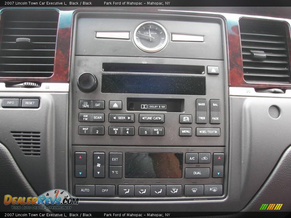 2007 Lincoln Town Car Executive L Black / Black Photo #13
