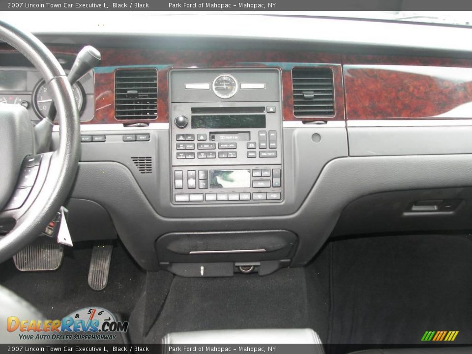 2007 Lincoln Town Car Executive L Black / Black Photo #14