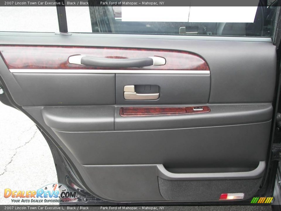 2007 Lincoln Town Car Executive L Black / Black Photo #15