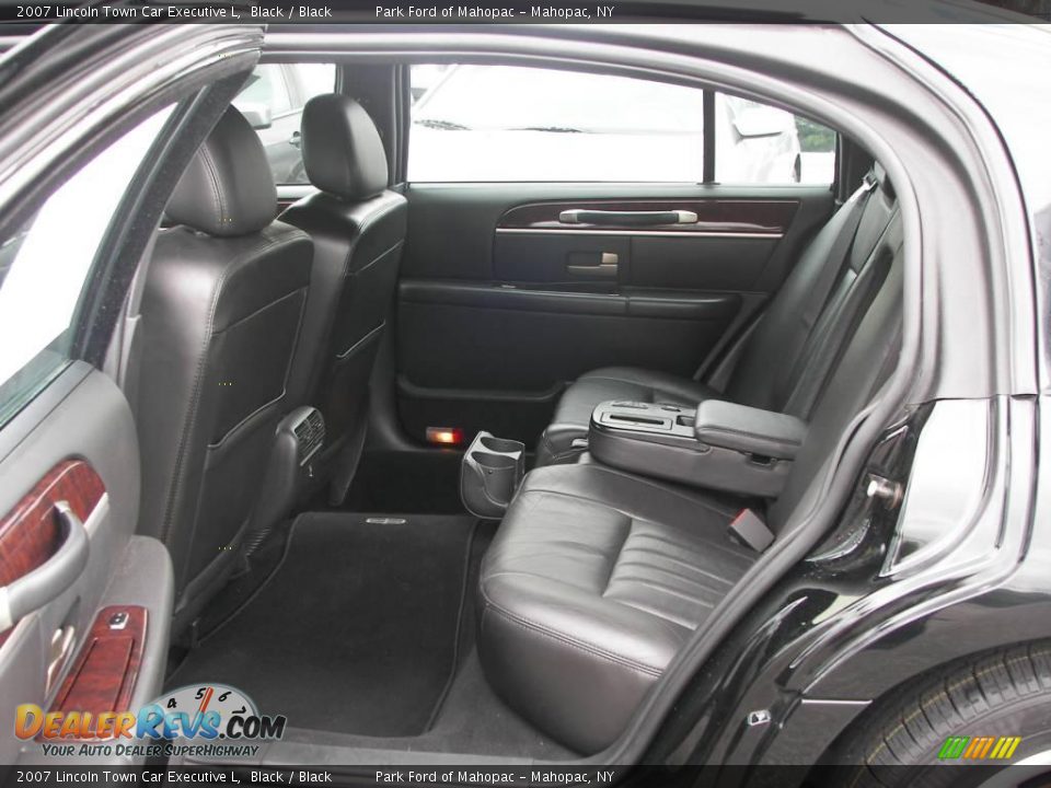 2007 Lincoln Town Car Executive L Black / Black Photo #16