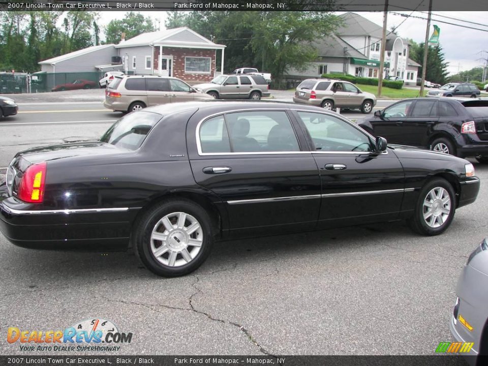 2007 Lincoln Town Car Executive L Black / Black Photo #17