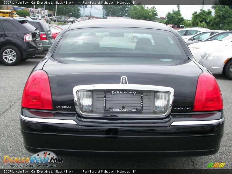 2007 Lincoln Town Car Executive L Black / Black Photo #19