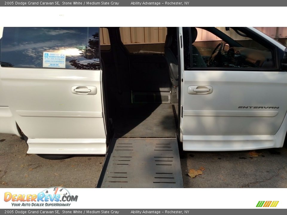 2005 Dodge Grand Caravan SE Stone White / Medium Slate Gray Photo #18