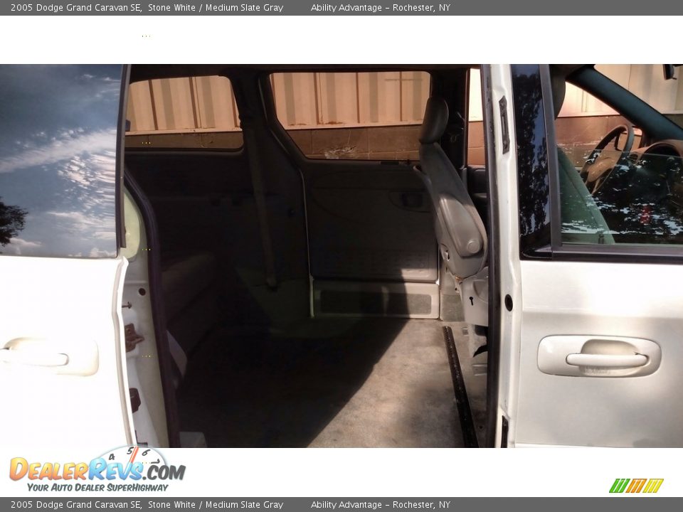 2005 Dodge Grand Caravan SE Stone White / Medium Slate Gray Photo #19
