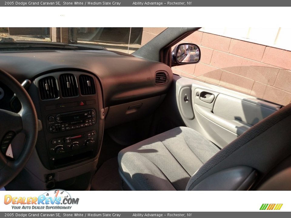 2005 Dodge Grand Caravan SE Stone White / Medium Slate Gray Photo #32
