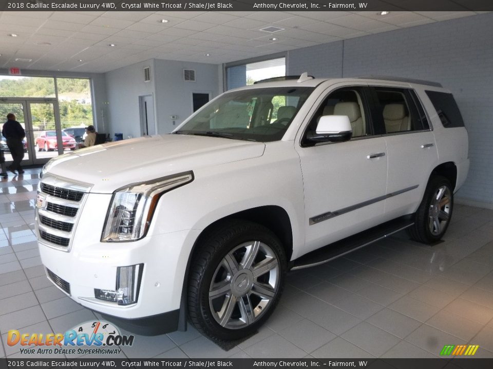 Front 3/4 View of 2018 Cadillac Escalade Luxury 4WD Photo #6