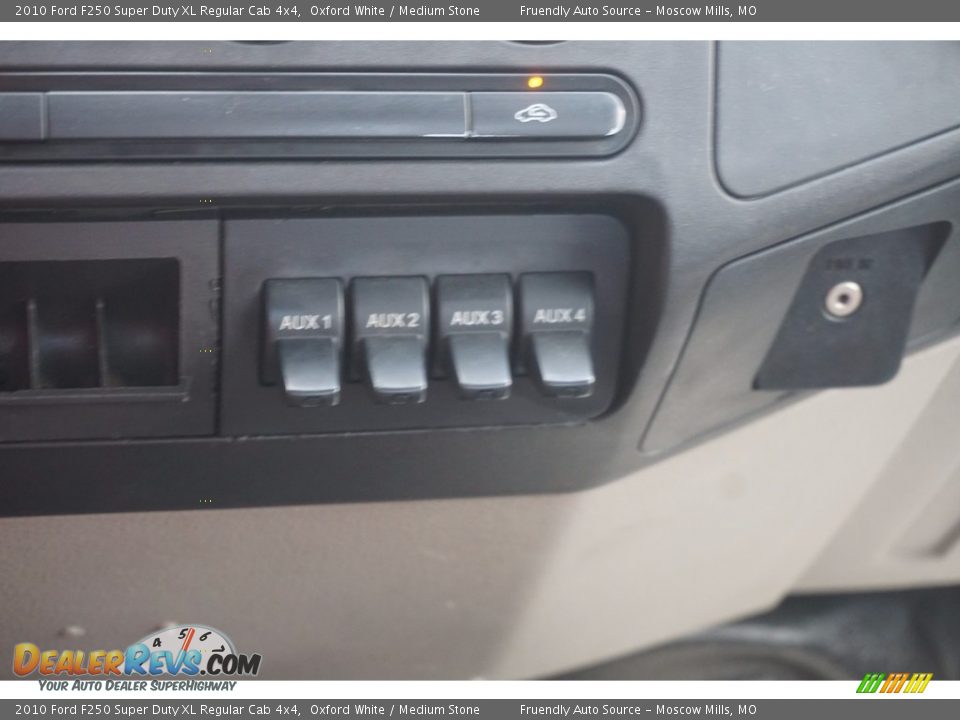 2010 Ford F250 Super Duty XL Regular Cab 4x4 Oxford White / Medium Stone Photo #12