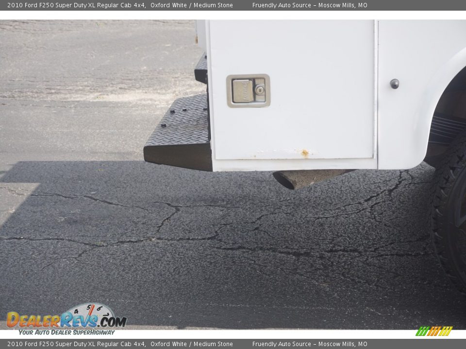 2010 Ford F250 Super Duty XL Regular Cab 4x4 Oxford White / Medium Stone Photo #31