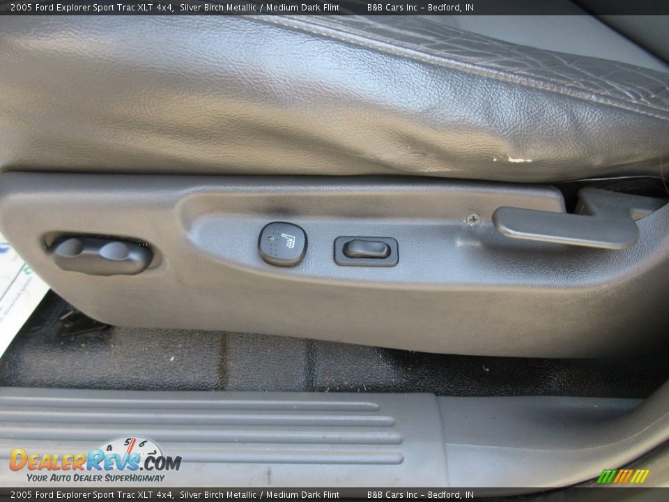 2005 Ford Explorer Sport Trac XLT 4x4 Silver Birch Metallic / Medium Dark Flint Photo #32