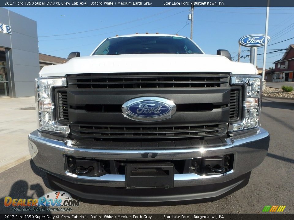 2017 Ford F350 Super Duty XL Crew Cab 4x4 Oxford White / Medium Earth Gray Photo #2