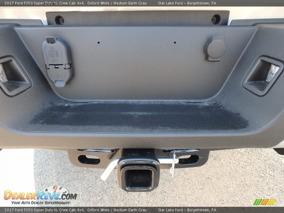 2017 Ford F350 Super Duty XL Crew Cab 4x4 Oxford White / Medium Earth Gray Photo #7