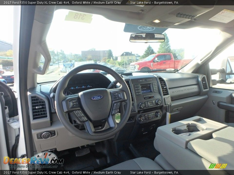 2017 Ford F350 Super Duty XL Crew Cab 4x4 Oxford White / Medium Earth Gray Photo #12