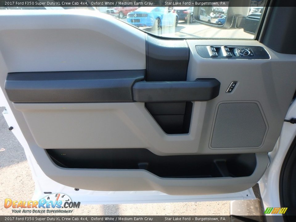 2017 Ford F350 Super Duty XL Crew Cab 4x4 Oxford White / Medium Earth Gray Photo #13