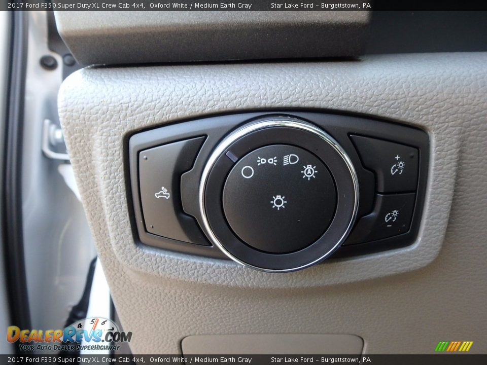 2017 Ford F350 Super Duty XL Crew Cab 4x4 Oxford White / Medium Earth Gray Photo #15