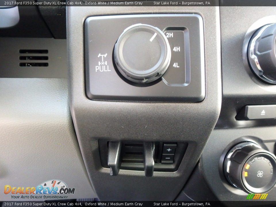 2017 Ford F350 Super Duty XL Crew Cab 4x4 Oxford White / Medium Earth Gray Photo #17