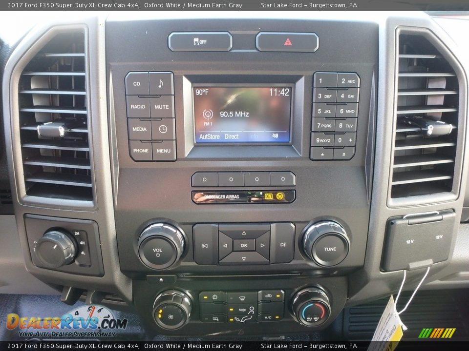 2017 Ford F350 Super Duty XL Crew Cab 4x4 Oxford White / Medium Earth Gray Photo #18