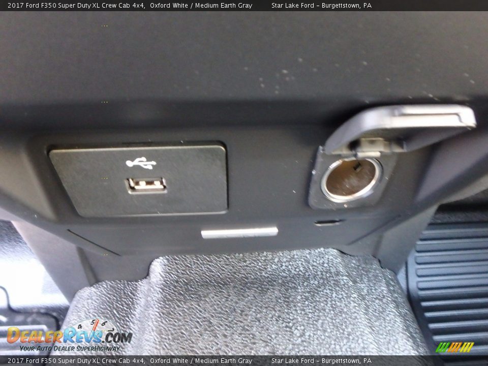 2017 Ford F350 Super Duty XL Crew Cab 4x4 Oxford White / Medium Earth Gray Photo #19