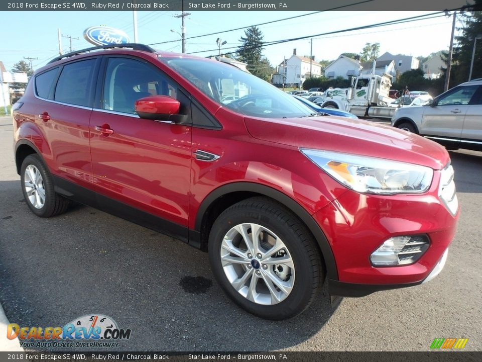 Front 3/4 View of 2018 Ford Escape SE 4WD Photo #3