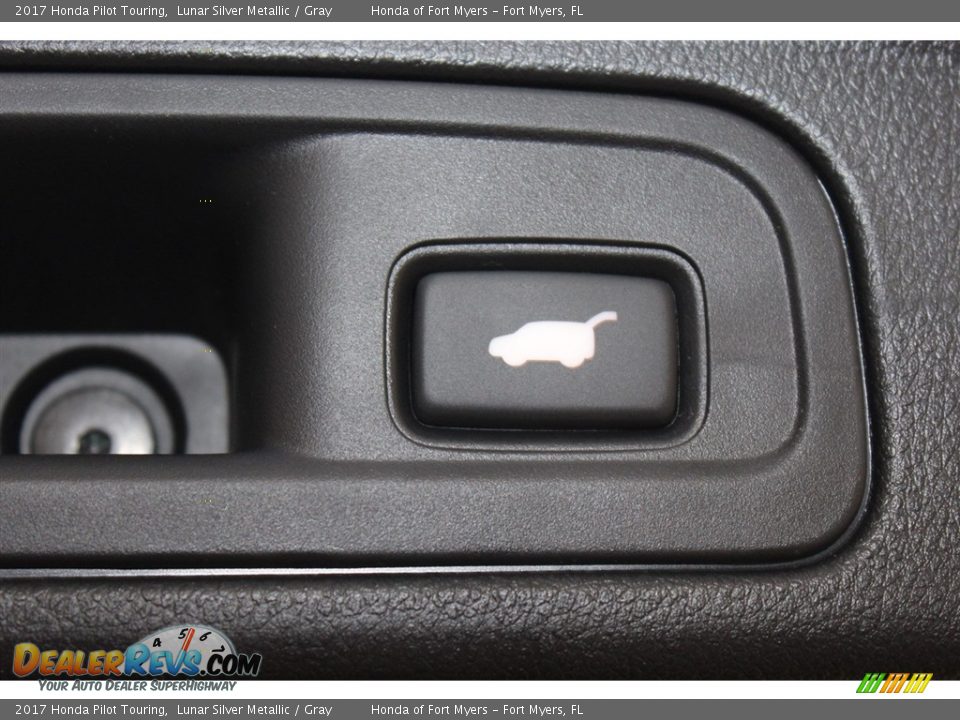 2017 Honda Pilot Touring Lunar Silver Metallic / Gray Photo #32