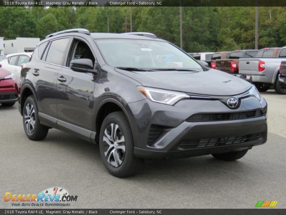 Front 3/4 View of 2018 Toyota RAV4 LE Photo #1