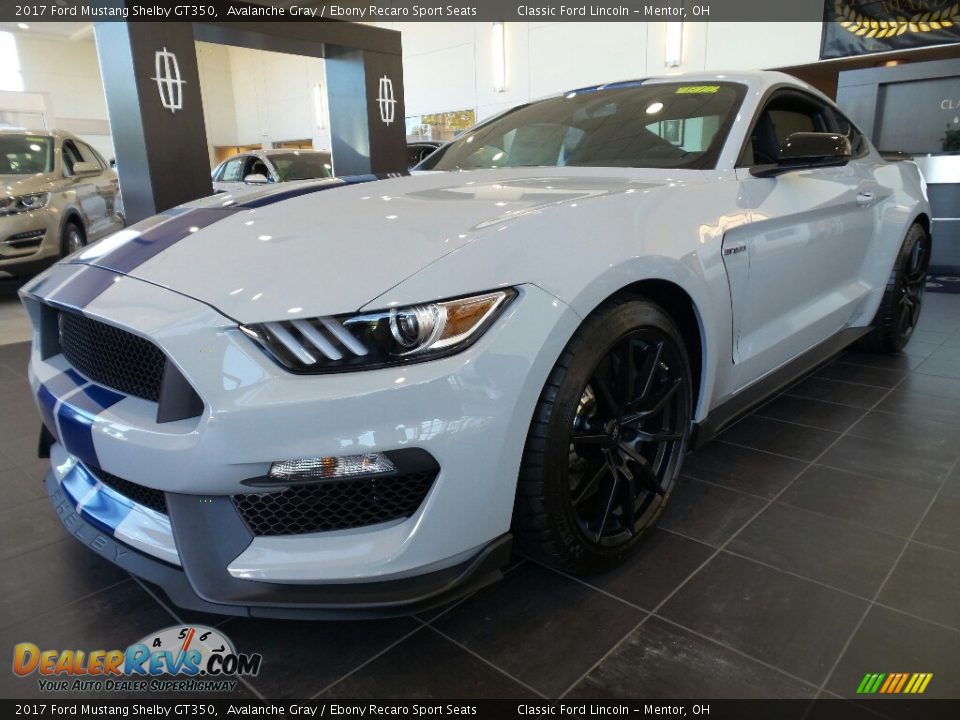 Front 3/4 View of 2017 Ford Mustang Shelby GT350 Photo #2